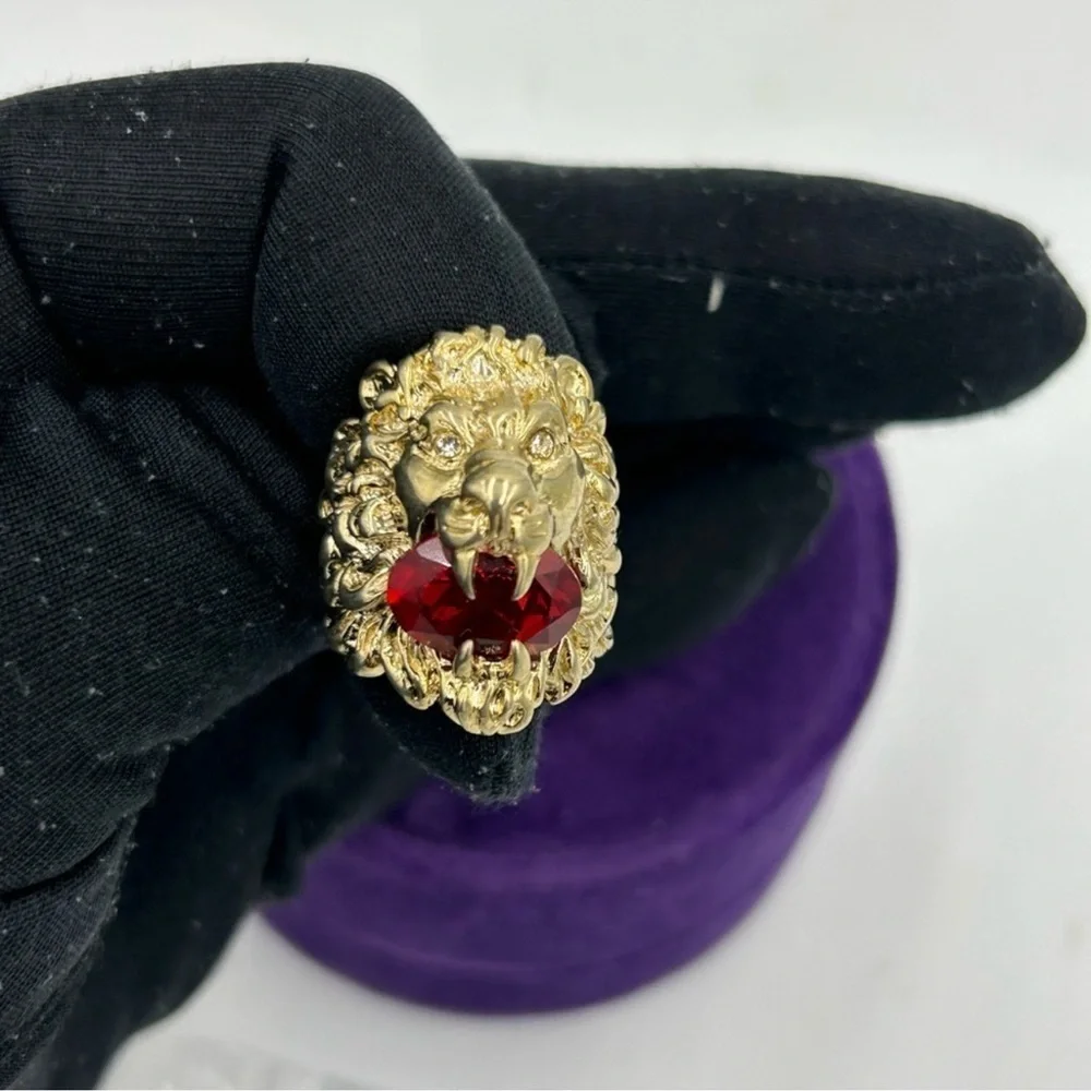 Unisex Gucci iconic Lionhead ring size large/8.5 made in Italy